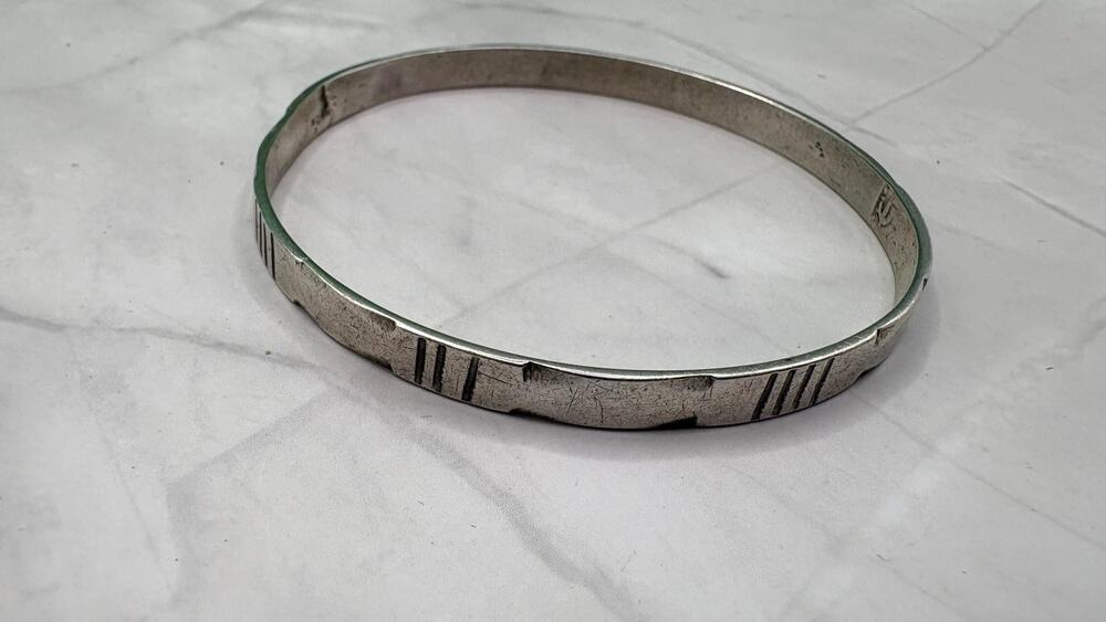 Vintage Solid Silver Bangle Bracelet 16g 8.5" Large Modernist Carved Stacking